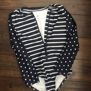 Girls swimsuit Gap 6-7 small excellent condition